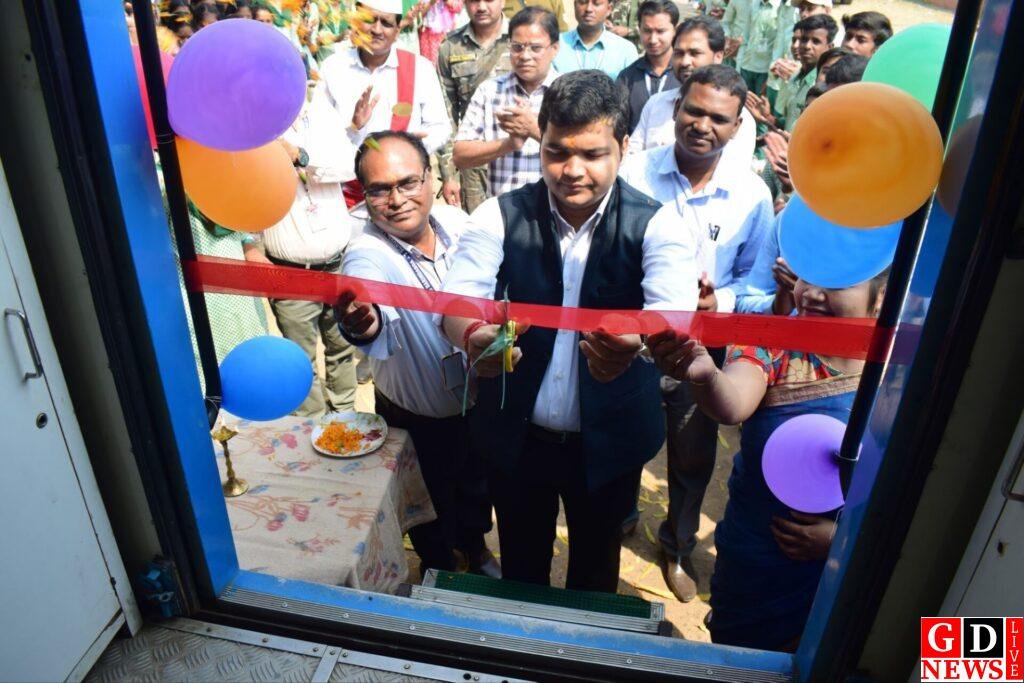 डीसी ने हरिणडंगा उच्च विद्यालय परिसर में भ्रमणशील विज्ञान प्रदर्शनी का किया उद्घाटन। 7 img 20250301 wa00085727104252414839024