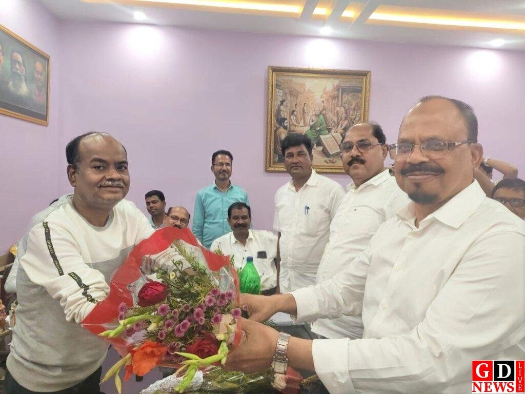 नव नियुक्त झामुमो जिला अध्यक्ष एवं प्रखंड कमेटी ने पुष्पगुच्छ देकर झामुमो के केंद्रीय सचिव को किया सम्मानित। 13 img 20250304 wa00178950792982563604877