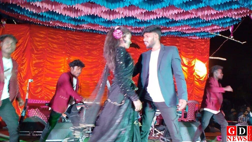 उपासना मरांडी ने शिवरात्रि मेले के समापन मे हास्य प्रोग्राम का फीता काटकर किया उदघाटन। 7 img 20250305 wa00086134345696493955129