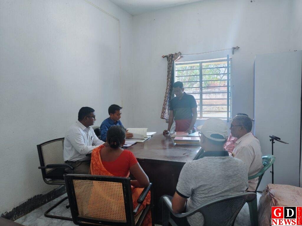 परियोजना पदाधिकारी मोतिउर रहमान ने पलियादाहा और खकसा पंचायत में मनरेगा योजनाओं का किया निरक्षण। 13 img 20250306 wa00282647644668729777689