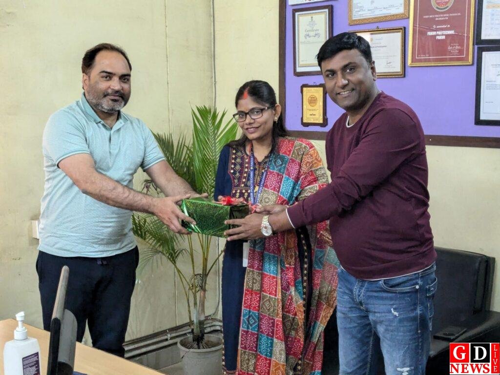 पाकुड़ पॉलिटेक्निक कॉलेज में अंतरराष्ट्रीय महिला दिवस पर महिला कर्मचारियों का सम्मान 7 img 20250308 wa00055080211705615942277