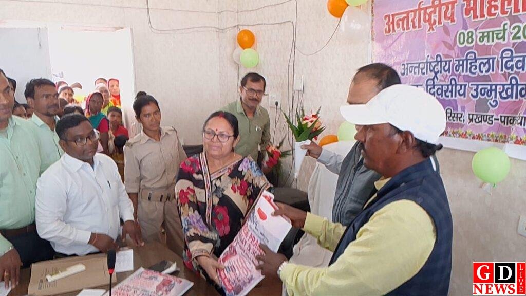 अंतरराष्ट्रीय महिला दिवस पर सम्मानित हुई महिलाएं, बीडीओ सोमनाथ बनर्जी ने किया सम्मान। 7 img 20250308 wa0053652803020855694486