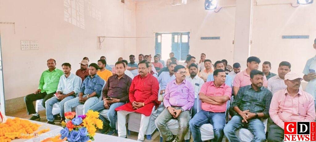 यातायात निरीक्षक ज्योतिर्मयी साहा को भावपूर्ण विदाई, रेल कर्मचारियों ने किया सम्मान। 7 img 20250309 wa00115819645893827862964