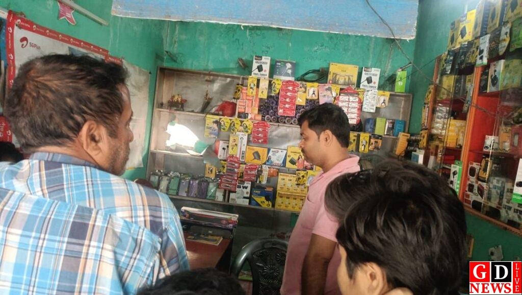 एक ही रात में तीन दुकानों में चोरी, मोबाइल, सोना-चांदी और दवा दुकान को बनाया गया निशाना। 8 img 20250324 wa00111564544975725161706