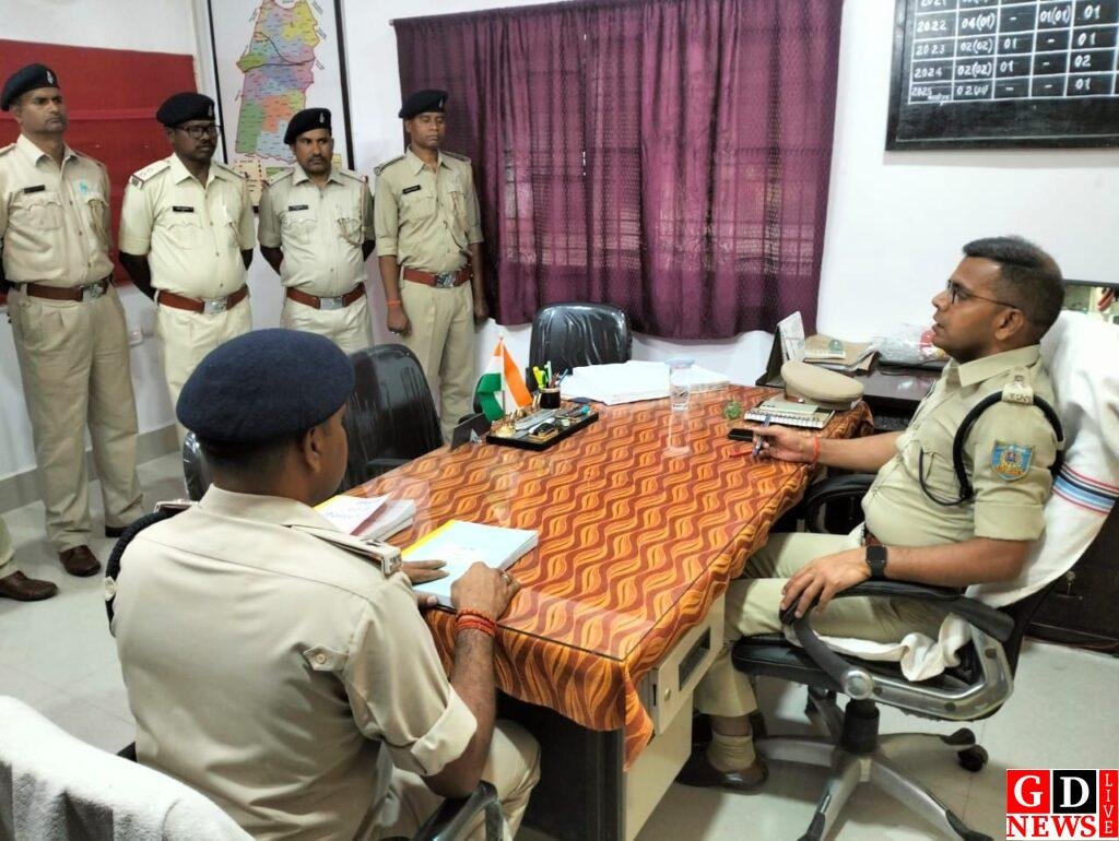 वार्षिक निरीक्षण में एसपी ने पुलिस पदाधिकारियों को दिए कई दिशा निर्देश 7 img 20250330 wa00064486346563289103190
