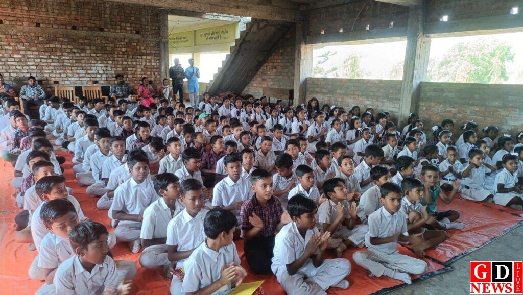 सरस्वती शिशु विद्या मंदिर में वार्षिक परीक्षाफल घोषित, मेहनती छात्रों को मिले पुरस्कार। 8 img 20250401 wa00063544240028305172427