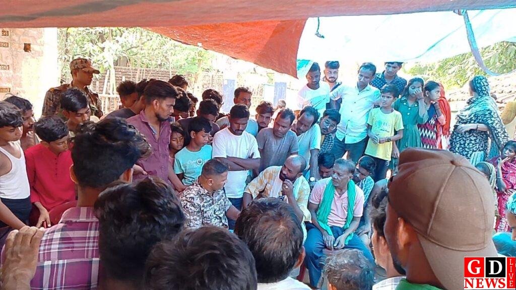 मुआवजे की मांग को लेकर सड़क जाम, दुर्घटना में मृत महिला के परिजनों का हंगामा। 7 img 20250512 wa00178506797128240696058