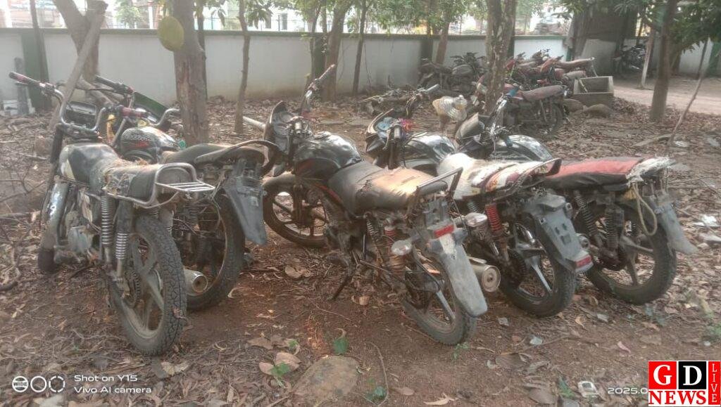 वन विभाग का सख्त एक्शन, अवैध लकड़ी से लदे जुगाड़ गाड़ी और पांच बाइक जब्त। 7 img 20250512 wa00202467188133130709186