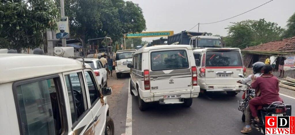 लिट्टीपाड़ा बाजार में तय समय के बाद भी कोयला डंपरों का संचालन, सड़क जाम से आमजन परेशान 7 img 20250512 wa00225847390116735674993