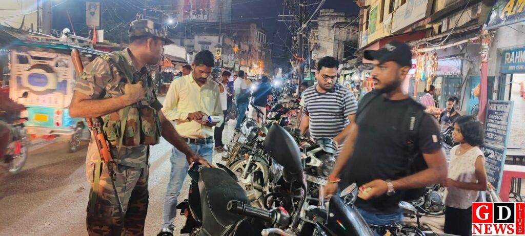 पाकुड़ में चला दो घंटे का ट्रैफिक चेकिंग अभियान, 28 वाहन चालकों से वसूले गए 25,300 रुपए जुर्माना 8 img 20250513 wa00228211156076792822776