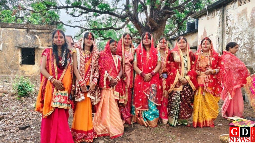 वट सावित्री पूजा, सुहागिन महिलाओं ने वट वृक्ष की पूजा-अर्चना कर पति की लंबी उम्र की कामना की। 7 img 20250526 wa00044846446785079247484