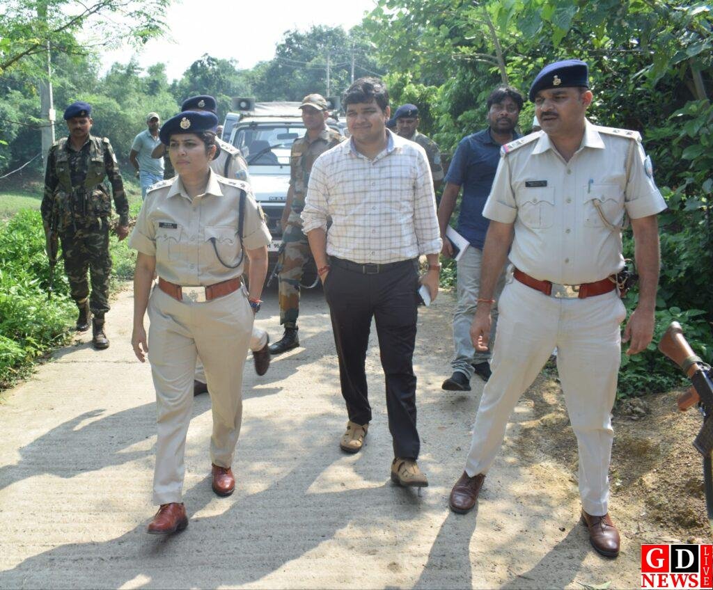 बकरीद पर्व को लेकर उपायुक्त और पुलिस अधीक्षक ने गोपीनाथपुर में किया फ्लैग मार्च 7 image editor output image217028721 17491363548067086955621312357155