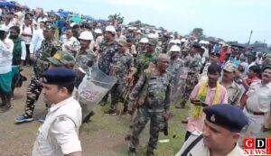भोगनाडीह में हूल दिवस से पहले तीर-लाठी-पत्थर का संग्राम, फूटे आंसू गैस के गोले, घायल जवान और ग्रामीण 8 img 20250630 wa00228142509502675610291