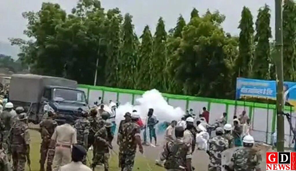 भोगनाडीह में हूल दिवस से पहले तीर-लाठी-पत्थर का संग्राम, फूटे आंसू गैस के गोले, घायल जवान और ग्रामीण 7 img 20250630 wa00233233550954597587205