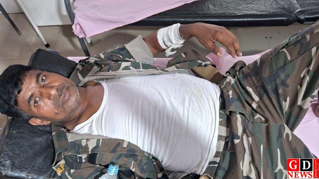 भोगनाडीह में हूल दिवस से पहले तीर-लाठी-पत्थर का संग्राम, फूटे आंसू गैस के गोले, घायल जवान और ग्रामीण 11 img 20250630 wa00247153403193760883840