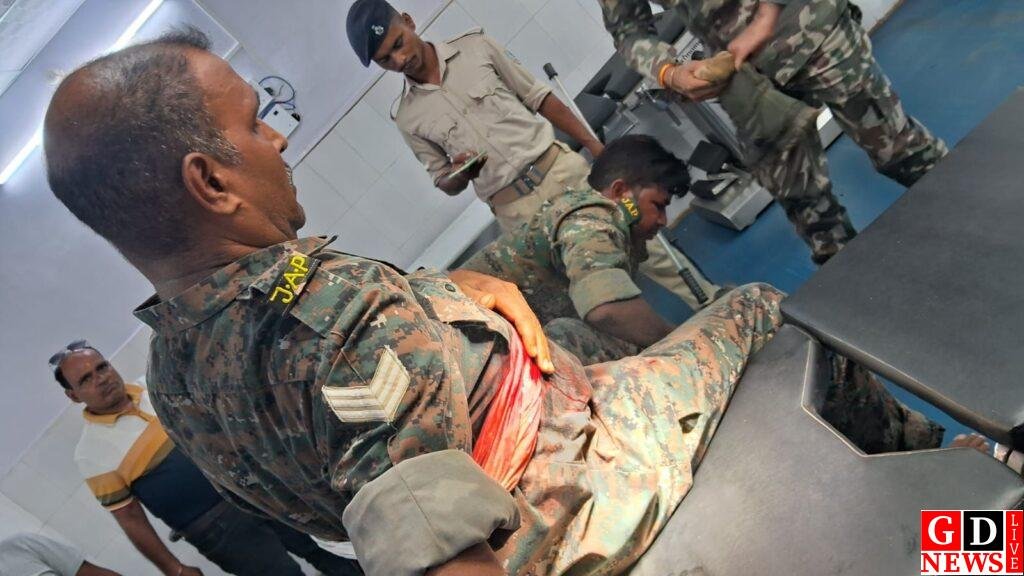 भोगनाडीह में हूल दिवस से पहले तीर-लाठी-पत्थर का संग्राम, फूटे आंसू गैस के गोले, घायल जवान और ग्रामीण 10 img 20250630 wa00275200830014894305778