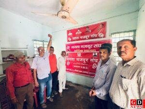 जनता मजदूर संघ के पदाधिकारी ने मनाई खुशी, पूर्व झरिया विधायक संजीव सिंह की रिहाई पर मिठाइयां बांटी 5 IMG 20250829 WA0107