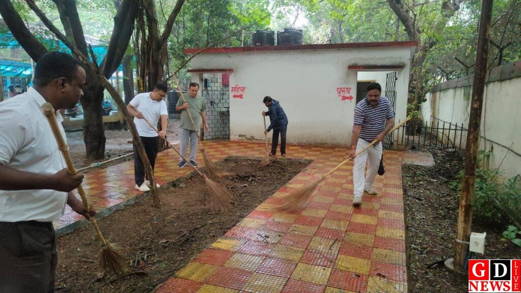 व्यवहार न्यायालय परिसर में चला स्वच्छता अभियान, महिलाओं के लिए लगा सेनेटरी पैड वेंडिंग मशीन। 15 img 20250803 wa00083693673537278900429