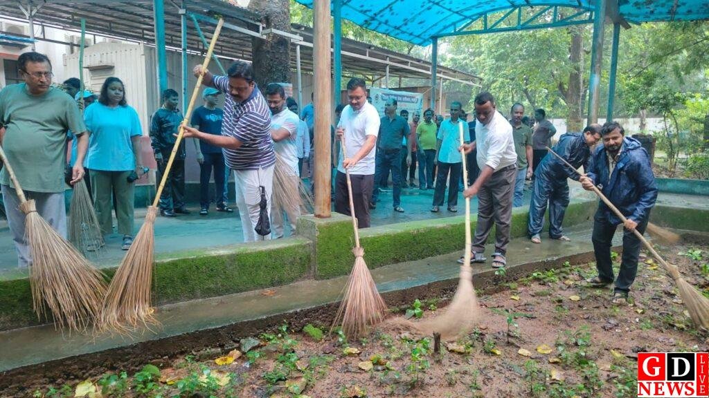 व्यवहार न्यायालय परिसर में चला स्वच्छता अभियान, महिलाओं के लिए लगा सेनेटरी पैड वेंडिंग मशीन। 14 img 20250803 wa00093020469268989523453