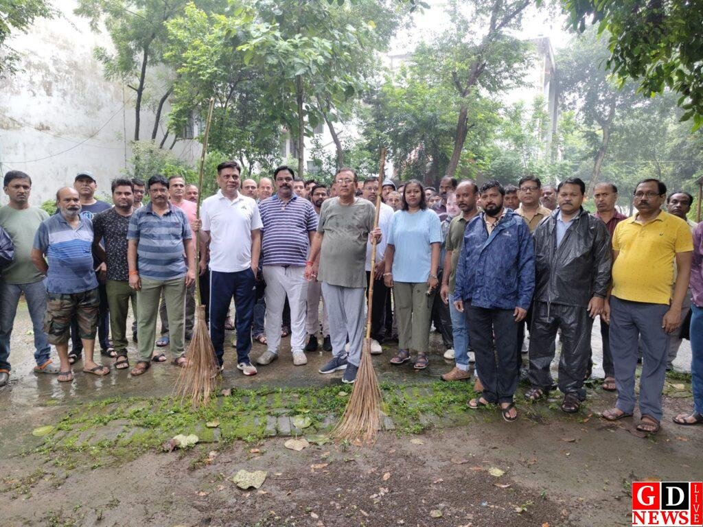 व्यवहार न्यायालय परिसर में चला स्वच्छता अभियान, महिलाओं के लिए लगा सेनेटरी पैड वेंडिंग मशीन। 13 img 20250803 wa00117262385934042299586