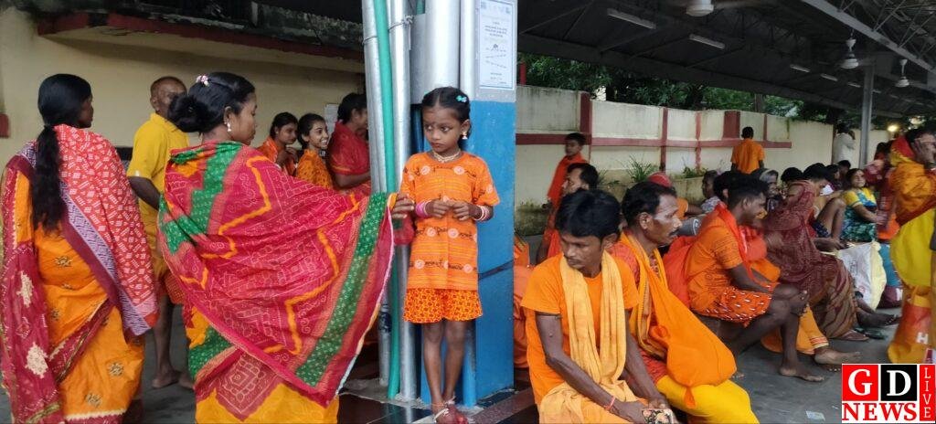 सावन के अंतिम सोमवार पर कांवरियों का सैलाब, हर हर महादेव से गूंज उठा पाकुड़ स्टेशन। 7 img 20250803 wa0019204405901265401616