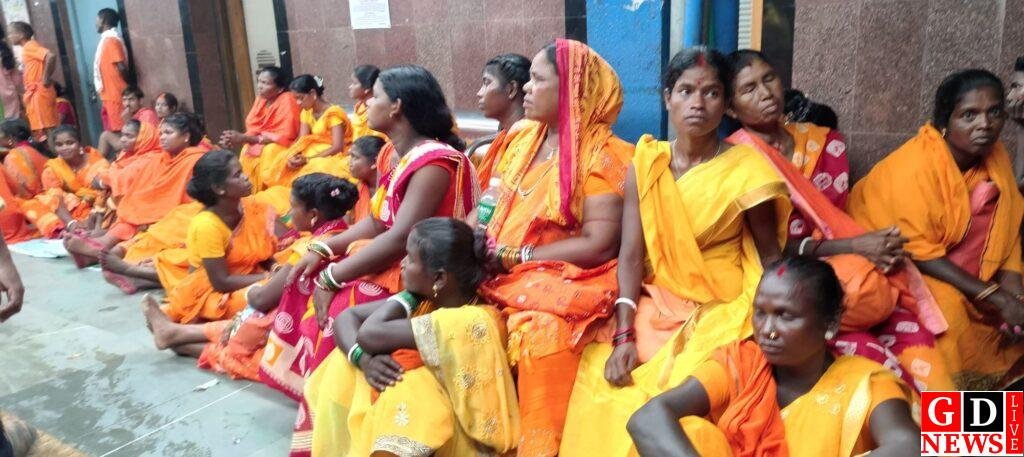 भगवामय हुआ पाकुड़ रेलवे स्टेशन, कांवरियों के रंग में रंगा प्लेटफार्म नंबर-1 13 img 20250804 wa00532829032642235530779