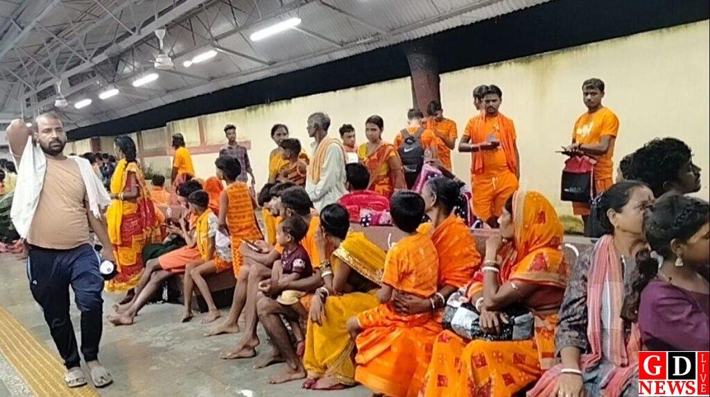 भगवामय हुआ पाकुड़ रेलवे स्टेशन, कांवरियों के रंग में रंगा प्लेटफार्म नंबर-1 14 img 20250804 wa00543819058205593192518