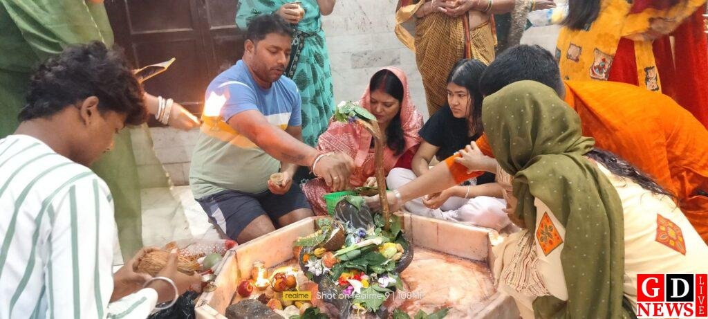 सावन की अंतिम सोमवारी पर शिवमय हुआ पाकुड़, शिवालयों में उमड़ी श्रद्धालुओं की भीड़ 13 img 20250804 wa00588049023243742439788