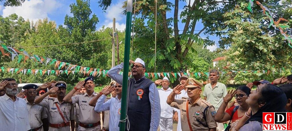 महेशपुर में स्वतंत्रता दिवस का उत्सव, विभिन्न कार्यालयों में हुआ ध्वजारोहण। 7 img 20250815 wa01001882600440125967431