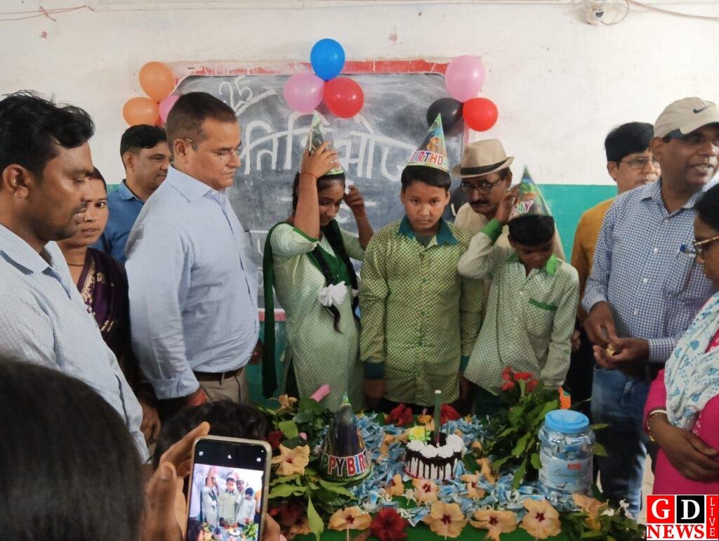 तिथि भोजन में बीडीओ ने बच्चों को किया प्रोत्साहित, सिखाए कई अच्छे गुण 13 img 20250820 wa0006520232861538798981