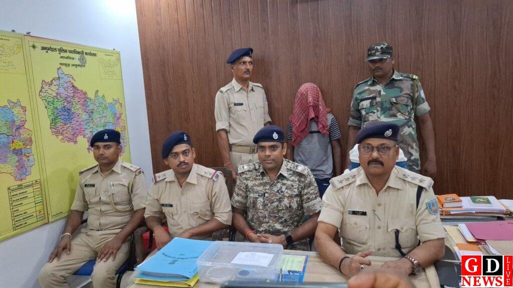कारीगर निकला चोर, ज्वेलरी दुकान से 140 ग्राम चाँदी और मोबाइल उड़ाया 14 img 20250822 wa00417472916060440585671