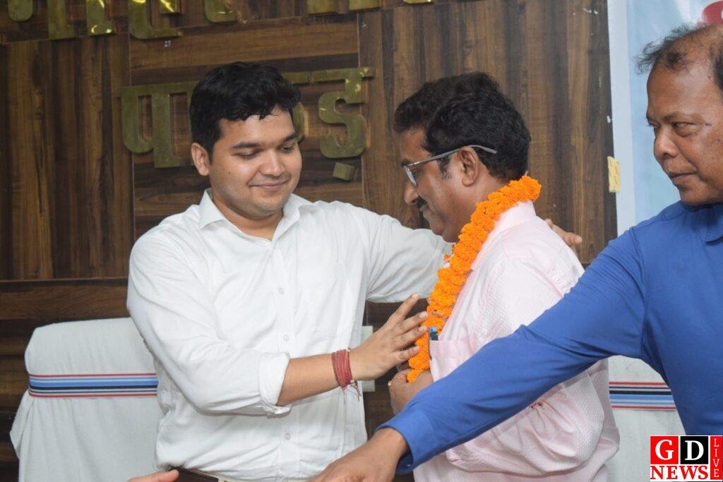स्थानांतरित भूमि सुधार उप समाहर्ता मनीष कुमार को भावभीनी विदाई। 7 img 20250822 wa00424934702708367097293