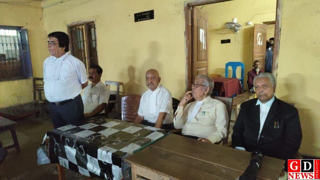 अधिवक्ता सुभाष मुर्मू के निधन पर न्यायालय में कार्य ठप, बार एसोसिएशन में शोक सभा। 14 img 20250827 wa00157474078721132597714