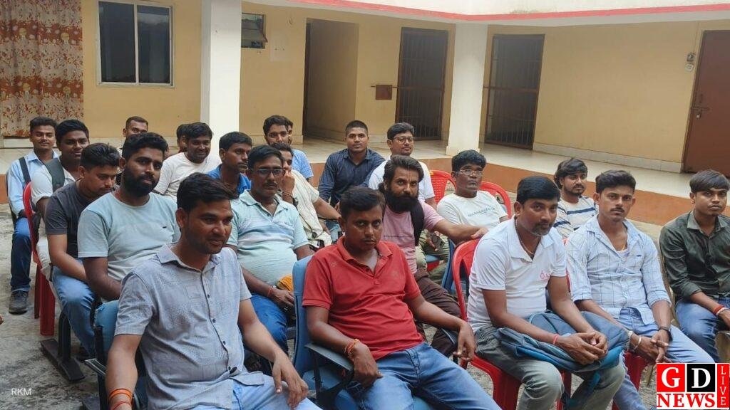 थाना में सुरक्षा को लेकर बैंक व सीएसपी संचालकों की बैठक, सीसीटीवी व पुलिस डायरी रखने के निर्देश 7 img 20250828 wa00204159936284972971668