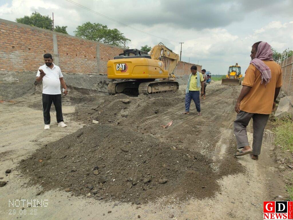 समाजसेवी यार मोहम्मद ने दिखाया हौसला, जर्जर सड़क को खुद कराया दुरुस्त 14 img 20250828 wa00297015473407039702178
