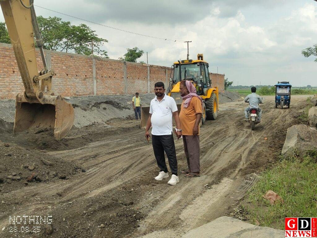 समाजसेवी यार मोहम्मद ने दिखाया हौसला, जर्जर सड़क को खुद कराया दुरुस्त 13 img 20250828 wa00303434491012144342887
