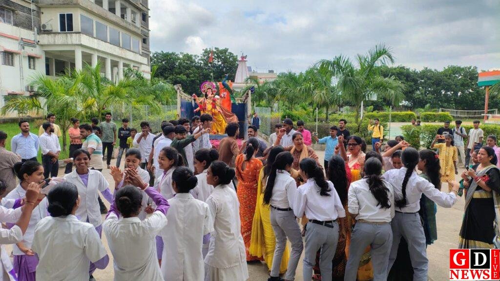 राधा गोविन्द विश्वविद्यालय में भगवान गणेश की पूजा धूमधाम से मनाई गई, विसर्जन पर उमड़े भक्तजन 14 img 20250828 wa00788621134653780208540