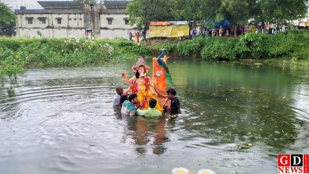 राधा गोविन्द विश्वविद्यालय में भगवान गणेश की पूजा धूमधाम से मनाई गई, विसर्जन पर उमड़े भक्तजन 15 img 20250828 wa00819013055002975903512