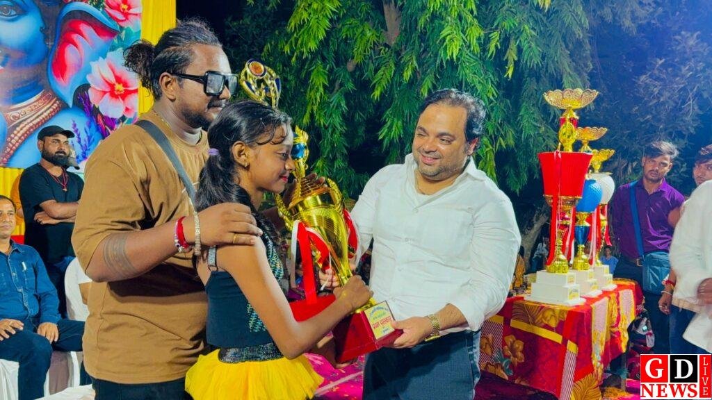 रेलवे मैदान में गणपति महोत्सव का नृत्य महा संग्राम, देर रात तक थिरका पाकुड़। 7 img 20250830 wa00251321105068717124243