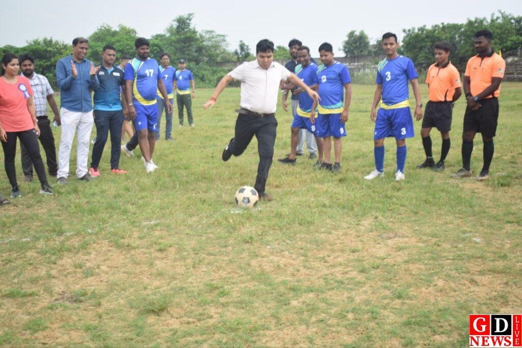 राष्ट्रीय खेल दिवस पर जिला प्रशासन और मीडिया एकादश के बीच फैंसी फुटबॉल मैच, डीसी मनीष कुमार ने खुद दागे तीन गोल 15 img 20250831 wa00592099505469067041265