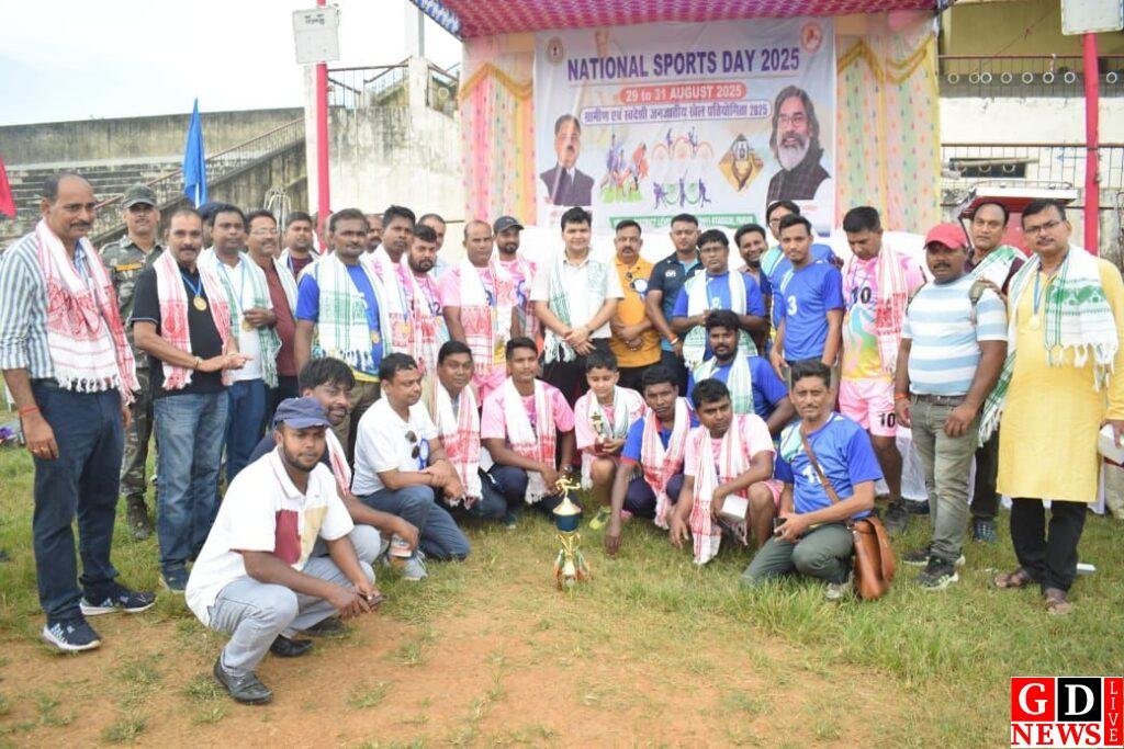 राष्ट्रीय खेल दिवस पर जिला प्रशासन और मीडिया एकादश के बीच फैंसी फुटबॉल मैच, डीसी मनीष कुमार ने खुद दागे तीन गोल 13 img 20250831 wa00627284041833545729797