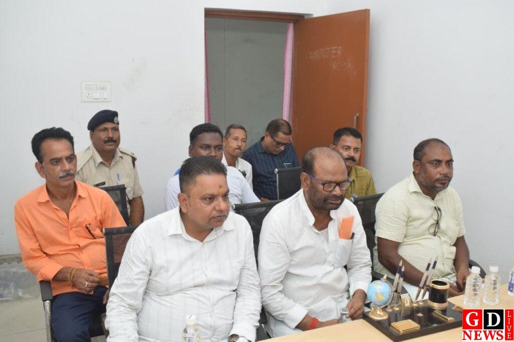 ईवीएम वेयरहाउस का निरीक्षण, राजनीतिक दलों के साथ विशेष पुनरीक्षण पर बैठक। 7 img 20250901 wa00184840887069823578715