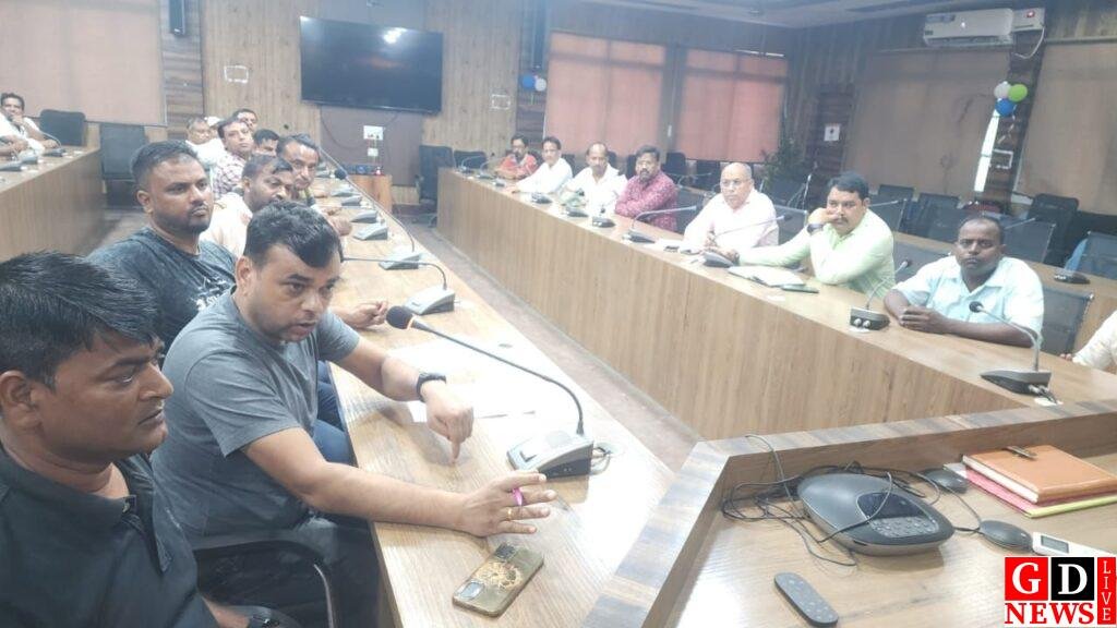 कोयला ढुलाई विवाद पर सुलह की कोशिश, भाड़ा बढ़ोतरी व सड़क मरम्मत पर 20 सितंबर तक बनेगी कमेटी। 13 img 20250903 wa0011467745327211661158