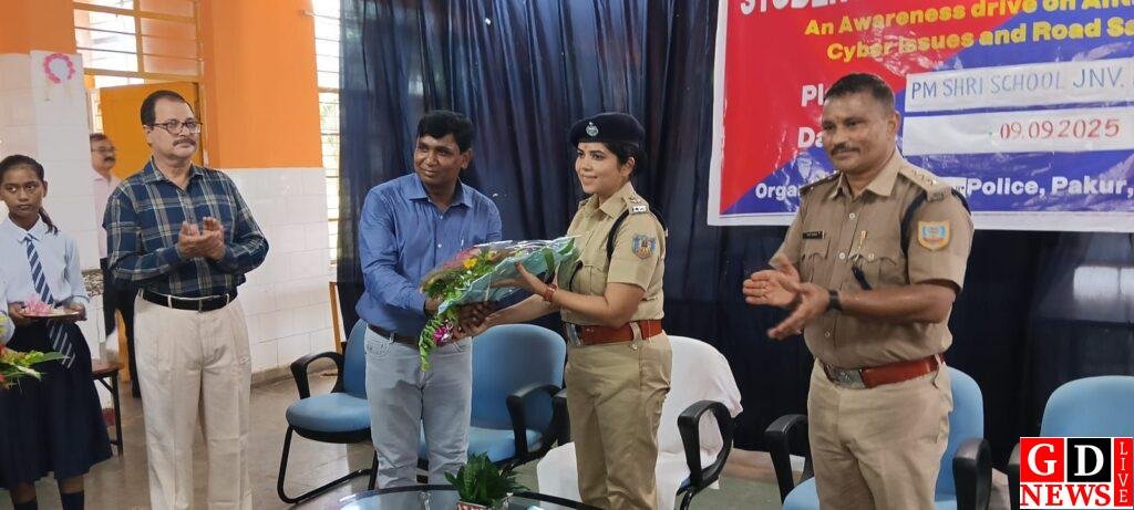 पुलिस ने जेएनभी में छात्रों को किया जागरूक, एसपी निधि द्विवेदी ने किया शुभारंभ। 16 img 20250909 wa00092442195176576807663