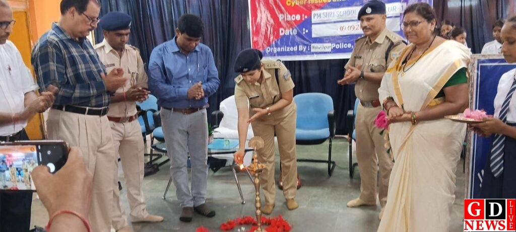 पुलिस ने जेएनभी में छात्रों को किया जागरूक, एसपी निधि द्विवेदी ने किया शुभारंभ। 13 img 20250909 wa00108869832150988347765
