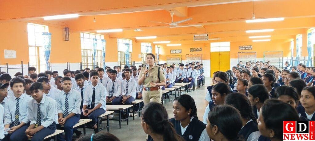 पुलिस ने जेएनभी में छात्रों को किया जागरूक, एसपी निधि द्विवेदी ने किया शुभारंभ। 14 img 20250909 wa00117923716751792384504