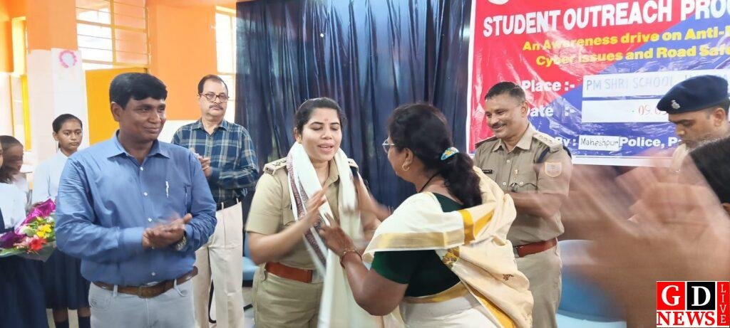पुलिस ने जेएनभी में छात्रों को किया जागरूक, एसपी निधि द्विवेदी ने किया शुभारंभ। 15 img 20250909 wa00127630309713756482749
