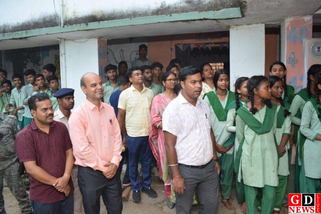 मेट्रिक में पाकुड़ बना राज्य का सेकेंड टॉपर, DC बोले– अगले साल नंबर-1 बनना है, बच्चों को रोज स्कूल भेजें। 13 img 20250910 wa00244881183031272229566