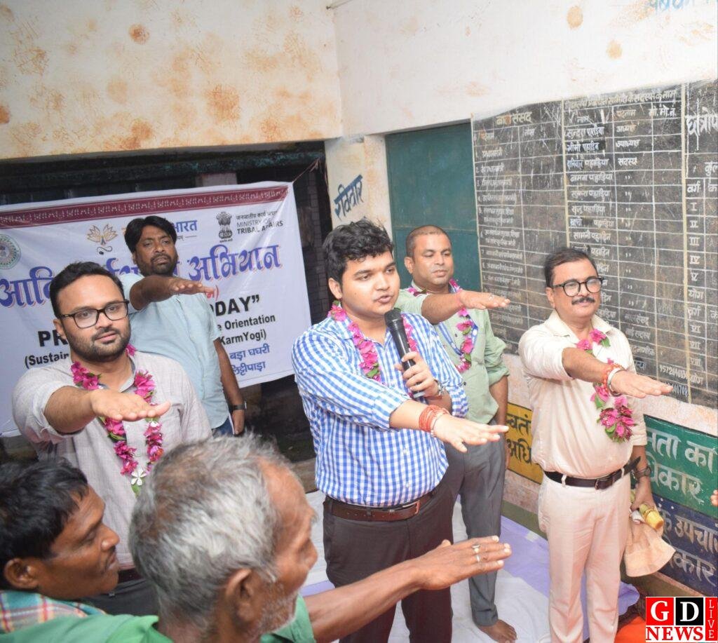 धनीगोड़ा गांव में आयोजित ग्राम सभा में शामिल हुए उपायुक्त, जनजातीय विकास पर हुई व्यापक चर्चा। 7 img 20250911 wa00164458710296265063509