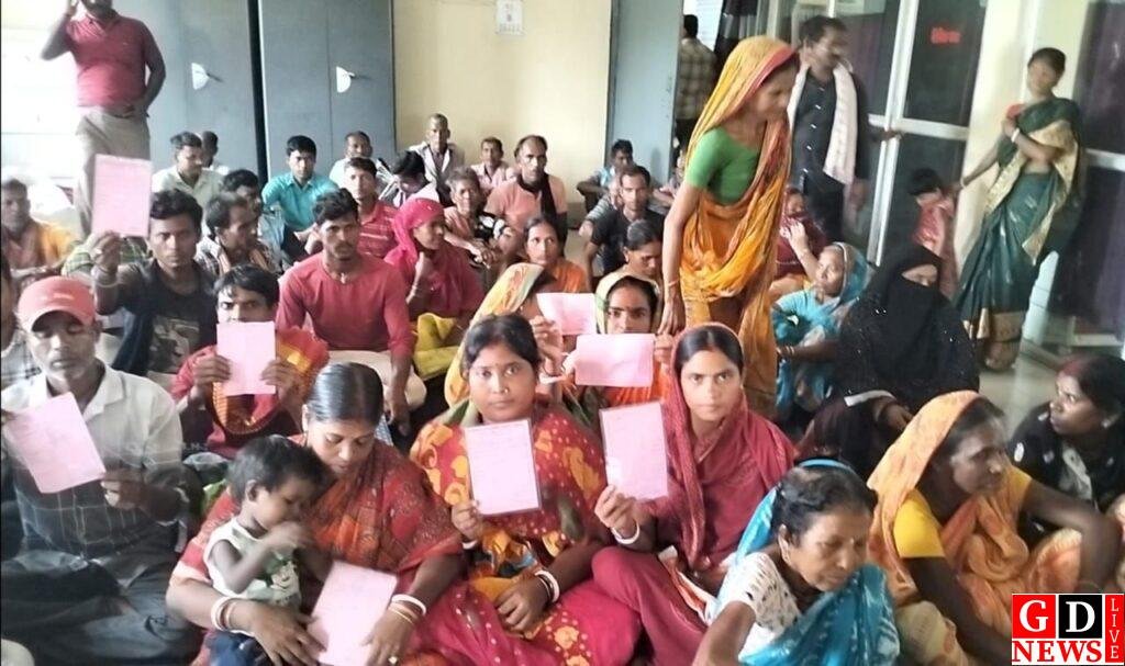 बंदोबस्ती के नाम पर 5 हजार की उगाही, रसीद सिर्फ 110 की; महिला-पुरुषों ने कार्यालय में किया हंगामा। 7 img 20250911 wa00406699777859116682952